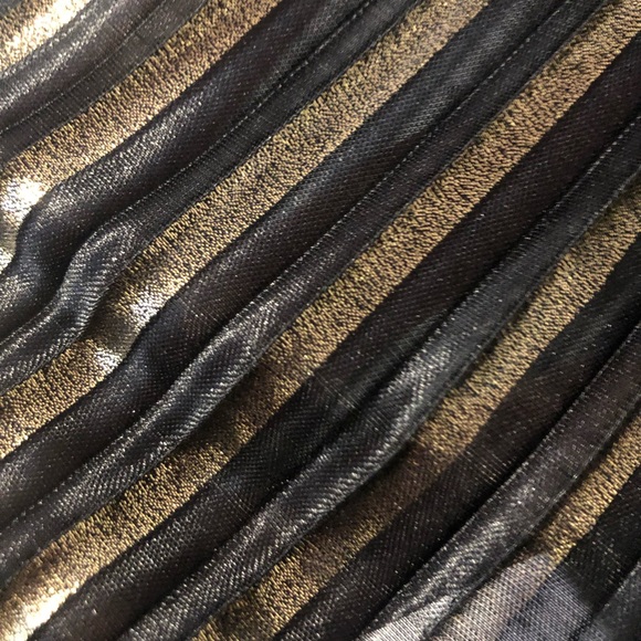 Gold and Black pleated metallic skirt - Picture 4 of 7
